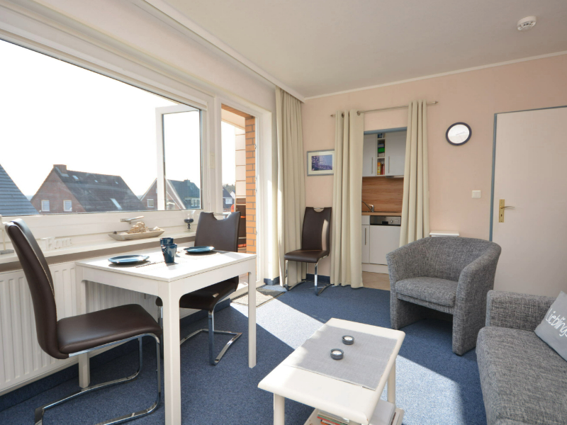 Sylt Ferienwohnung MEERzeit 140-11-Wohnzimmer Blick zur Küche